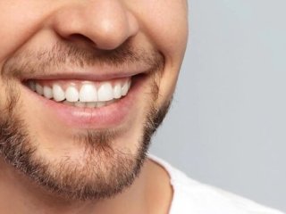 علت بوجود آمدن لکه‌های سفید روی دندان چیست؟