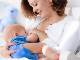 تغذیه با شیر مادر از سرطان در کودکان پیشگیری می‌کند