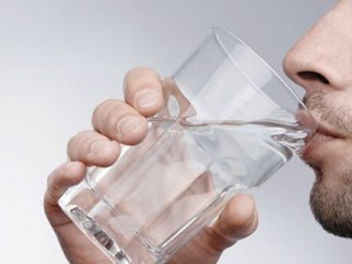 اگر به کرونا مبتلا شده‌اید، چرا باید به‌وفور نوشیدنی و آب بنوشید؟ ‏