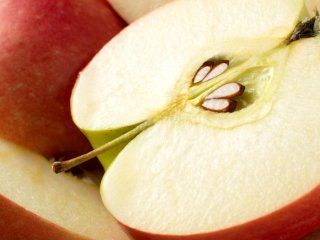 خوردن دانه سیب خطرناک است؟