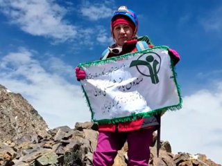 بانوی کوهنورد بازنشسته موفق به صعود شد