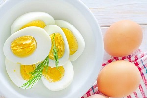 ۲ روش متفاوت برای آب پز کردن تخم مرغ