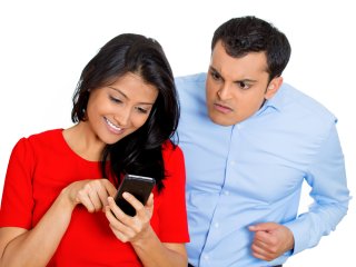 خطر زندگی مشترک با قطع صحبت همسر و نگاه کردن به موبایل