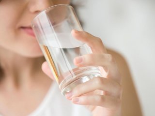 آیا نوشیدن ۸ لیوان آب در روز مستند و علمی است؟!