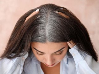 چه عواملی باعث سفید شدن مو می‌شوند؟
