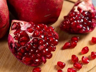 ۸ خاصیت بینظیر میوه های قرمز برای سلامتی‌