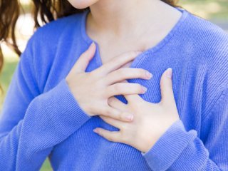 علائمی که به ما می‌گوید درد قفسه سینه از حمله قلبی نیست؟