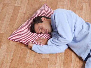 خوابیدن روی زمین مضر است یا مفید؟