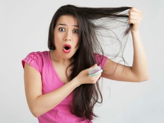 ۶ توجیه پزشکی درباره ریزش دائمی موها