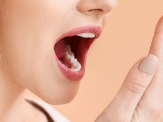 چه چیزی باعث بدبویی دهان می‌شود؟