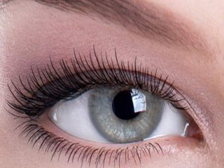 خطرات استفاده از لنز زیبایی چشمی که در سوپرمارکت‌ها می‌فروشند
