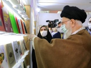 بازدید رهبر انقلاب اسلامی از نمایشگاه کتاب + تصاویر