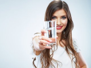 چند لیوان آب در روز بنوشیم تا پوستی شفاف داشته باشیم؟