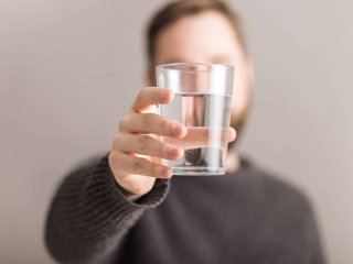 آیا آب گرم می‌تواند به هضم غذا کمک کند؟
