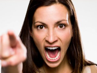 ۱۰ رفتار آقایان که خانم‌ها را عصبانی می‌کند