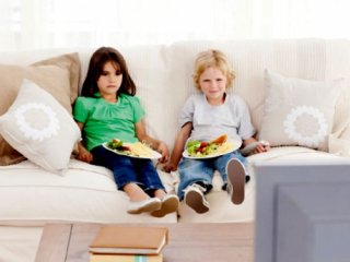 تماشای تلویزیون هنگام غذا خوردن