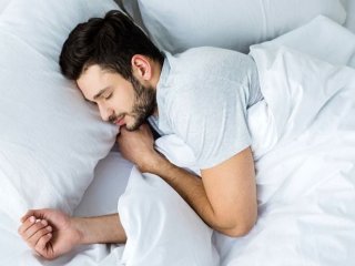 ۶ کاری که افراد خوشحال پیش از خوابیدن انجام می‌دهند