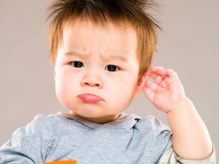 عفونت گوش کودکان؛ از علائم و علت‌ها تا تشخیص و درمان