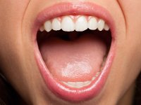 علت خشکی دهان و ۹ راهکار برای برطرف کردن آن