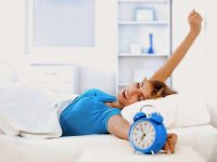 چرا باید صبح‌ها زود از خواب بیدار شویم؛ از ارتقای سلامت پوست تا بهبود کیفیت خواب