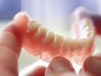 چگونه با دندان مصنوعی كنار بـياييم؟