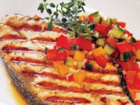 ماهی، سبزيجات و سس گوجه‌فرنگی