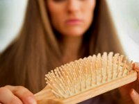 علت ریزش مو در خانم ها چیست؟