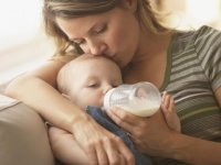 کودک شمـا به چه سبکی شیر می‌خورد (2)