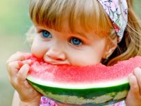 مواد غذایی مفید برای کودکان در روزهای گرم تابستان