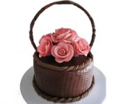 کیک شکلاتی به شکل سبدی پر از گل