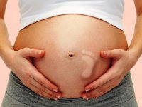 علت لگد زدن جنین چیست؟