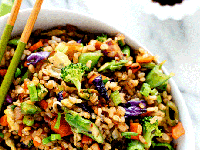 برنج قهوه‌ای و سبزیجات ؛ یک غذای مقوی با رنگ های تابستانی