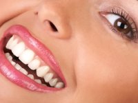 ۱۳ روش خانگی ارزان برای سفید کردن دندان‌ها