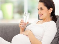 در دوران بارداری چقدر آب بخوریم؟