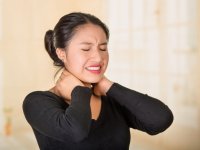 ۸ راهکار ساده برای درمان خشکی گردن