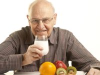 جلوگیری از ضعف استخوان در سالمندان با لبنیات