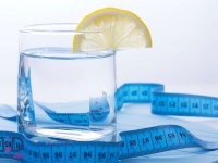 رژیم آب درمانی چگونه به کاهش وزن کمک می‌کند؟