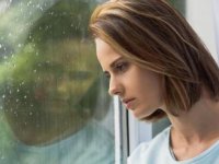 ۸ رفتار زنانی که سعی در پنهان کردن احساس نارضایتی خود در زندگی دارند