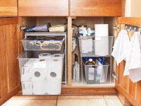 ۷ ترفند برای سازماندهیِ کابینتِ زیر سینک آشپزخانه