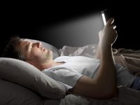 چرا قبل از خواب نباید از موبایل استفاده کرد؟