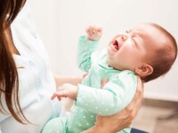 نشانه‌های ریفلاکس معده در نوزادان