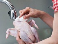 خطرات شستن گوشت قرمز یا مرغ در آب