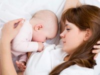 کودک تا ۶ ماهگی شیر مادر بخورد