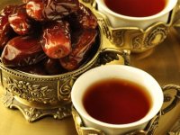 مضرات نوشیدن چای با توت و خرما