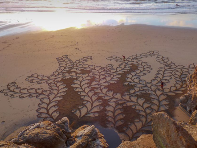 طراحی های جالب بر روی شن های ساحل