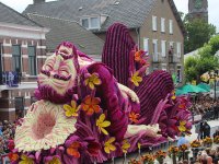 بزرگترین رژه گل در هلند به افتخار ون گوگ