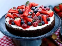 کیک توت فرنگی با پایه کیک شکلاتی